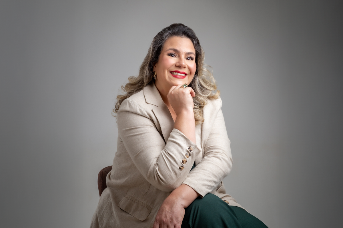 Sou <span class="fw-light">Adriana Vidotto</span>, corretora de imóveis especializada no mercado de alto padrão.